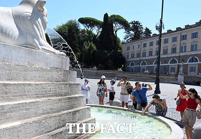 17일(현지시간) 이탈리아 로마의 포폴로 광장 분수대에서 관광객들이 더위를 식히고 있다. 이탈리아를 비롯한 유럽 전역이 폭염과 산불로 몸살을 앓고 있다. / 로마=신화·뉴시스