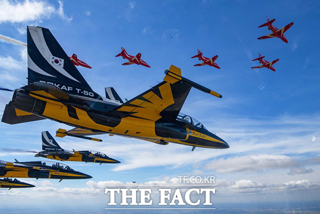 대한민국 공군 특수비행팀 블랙이글스가 15일부터 17일까지 열린 영국 리아트(RIAT) 에어쇼에서 영국 공군의 특수비행팀 레드 애로우즈(Red Arrows)와 우정비행을 선보이고 있다. / 뉴시스