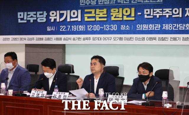 당내 일각에선 대여 투쟁에 집중하느라 쇄신의 토대가 될 선거 패배 평가는 후순위로 밀려났다는 우려가 나온다. 19일 서울 여의도 국회의원회관에서 열린 ‘민주당 반성과 혁신 연속토론회에서 ‘민주주의 제대로 못했다란 주제로 발표하는 김종민 의원. /국회사진취재단