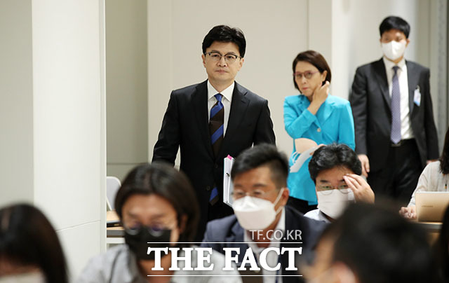 한동훈 법무부 장관이 업무보고 관련 브리핑을 위해 26일 서울 용산 대통령실 청사 브리핑룸으로 들어서고 있다. /뉴시스