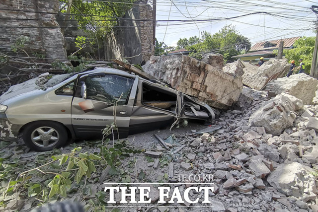 27일 아브라주에 발생한 강진으로 무너진 건물 잔해에 차량이 파손돼 있다. /아브라주=AP.뉴시스