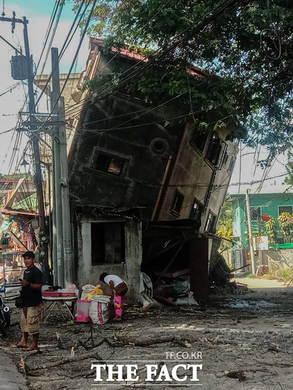 27일(현지시간) 필리핀 아브라주에서 지진이 발생한 후 집이 옆으로 기울어져 있다. /아브라주=신화.뉴시스