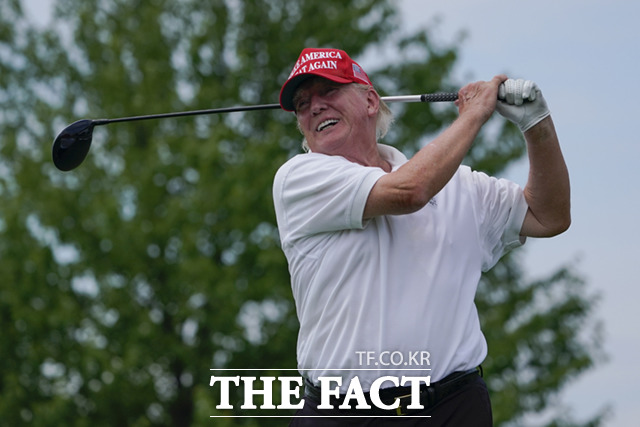 트럼프 전 대통령은 28일(현지시간) 미국 뉴저지주 트럼프 내셔널 골프클럽에서 열린 LIV 골프 인비테이셔널 시리즈 3차 대회 프로암에 참가하고 있다. /베드민스터=AP.뉴시스