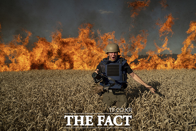 29일(현지시간) 우크라이나 하르키우의 접경지역 인근 밀밭이 러시아군의 포격으로 불에 타고 있다. / 하르키우=AP.뉴시스