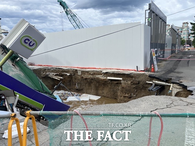 3일 오전 강원 양양군 강현면 인근 편의점 주변에서 땅이 꺼지는 사고가 발생해 편의점 일부가 무너졌다. /양양군 제공