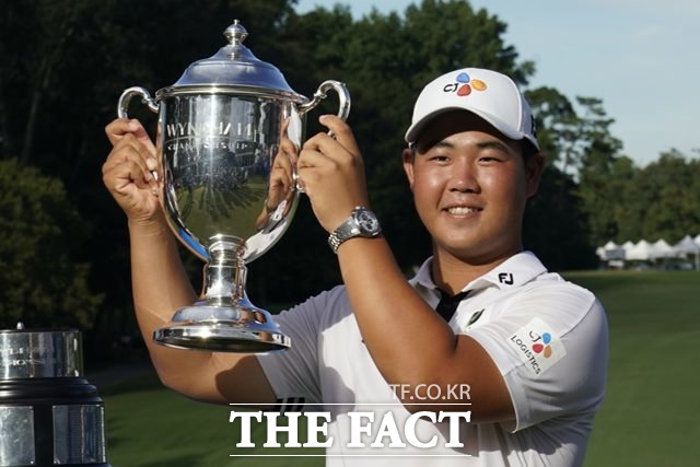 무서운 신예 김주형이 8일 2022 PGA투어 윈덤챔피언십에서 역대 최연소 두 번째이자 2000대생으로는 처음 우승하는 새역사를 기록한 뒤 우승트로피를 들고 있다./그린즈버러(미 노스캐롤라이나주)=AP.뉴시스