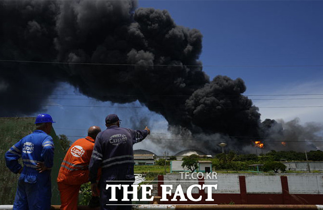쿠바 당국은 석유 저장 기지에 있던 원유 저장탱크에 번개가 치면서 화재가 발생했고 4차례 폭발이 일어나 많은 사상자가 발생했다고 밝혔다. /마탄사스=AP.뉴시스