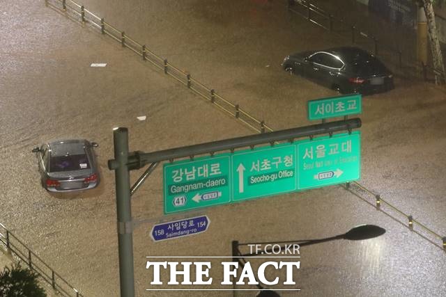 수도권에 역대급 폭우가 내린 8일 오후 서울 강남구 일대 도로가 침수돼 차량이 잠겨 있다. /뉴시스