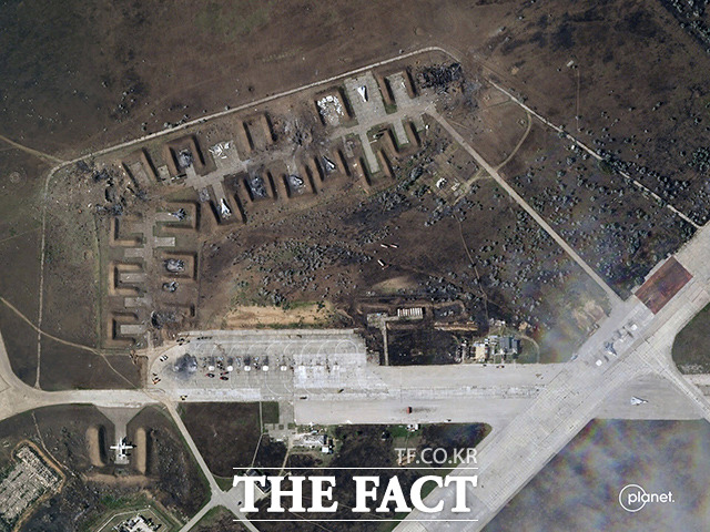 크림반도에 있는 러시아의 사키 공군 비행장에서 탄약고가 폭발한 가운데 10일(현지시간) 위성 사진으로 바라본 사키 공군기지가 불에 탄 흔적을 보이고 있다. /크림반도=AP.뉴시스