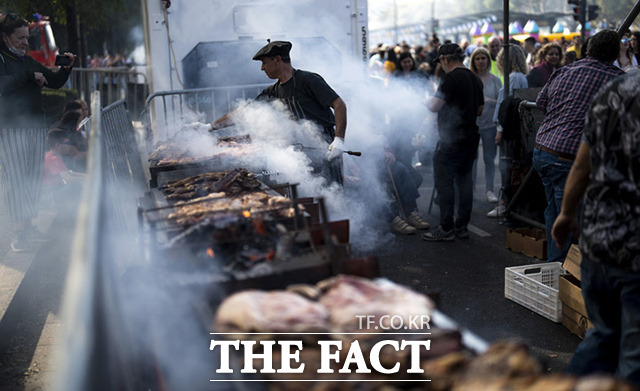 아르헨티나 전통 바비큐인 아사도 경연대회가 14일(현지시간) 아르헨티나 수도 부에노스아이레스에서 열린 가운데 참가자들이 고기를 굽고 있다. /부에노스아이레스=AP.뉴시스
