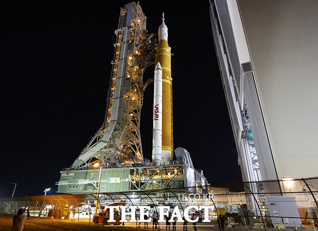 미국 항공우주국(NASA)가 달 복귀 계획인 아르테미스 프로그램의 일환으로 오는 29일 오리온 캡슐을 발사한다. 우주발사시스템에는 유인 캡슐인 오리온이 탑재돼 있으며, 발사대에서 최종 준비를 마친 후 29일 오전 8시 33분(한국시간 9시 33분)에 달로 출발한다. /플로리다=AP.뉴시스