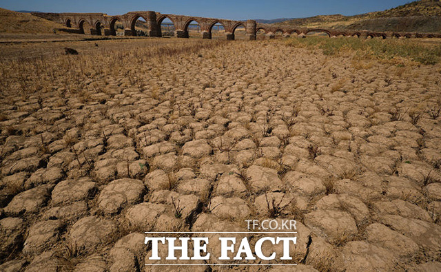 유럽 지역에 폭염과 가뭄이 계속되고 있는 가운데 15일(현지시간) 스페인 에스트레마두라의 치하라 저수지 바닥이 갈라져 있다. /에스트레마두라=AP.뉴시스