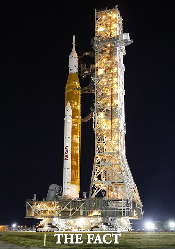 오리온 캡슐을 탑재한 우주발사시스템(SLS)가 16일(현지시간) 미국 플로리다주 케네디우주센터에서 첫 발사를 앞두고 무한궤도 차량에 실려 조립동을 떠나 39B 발사대로 이송되고 있다. /플로리다=AP.뉴시스