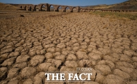  '저수지 땅이 쩍쩍'… 물부족에 전력난까지 이중고 겪는 스페인 [TF사진관]