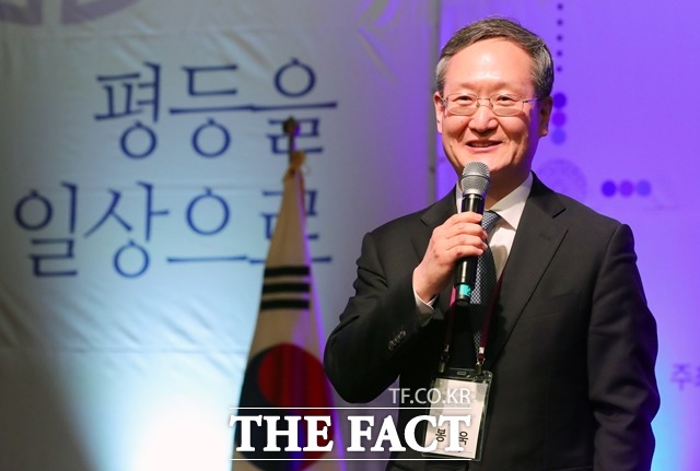 봉욱(사진) 전 대검찰청 차장이 2019년 3월 22일 밤 김학의 전 법무부 차관에 대한 긴급 출국금지 조치를 승인한 적 없다고 법정에서 밝혔다. /뉴시스