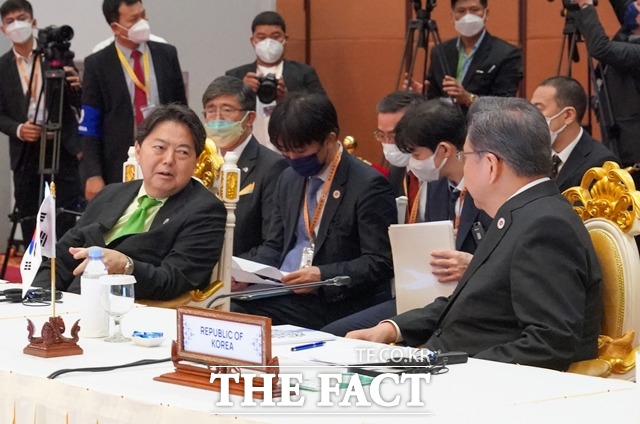 일본 산케이신문이 21일 일본 정부가 한국의 백색국가로의 복귀 요청을 거부했다고 보도한 가운데, 외교부는 사실이 아니다라고 밝혔다. 사진은 박진(오른쪽) 외교부 장관이 지난 4일 캄보디아 프놈펜 소카호텔에서 열린 아세안+3(한·중·일)외교장관회의에 참석해 하야시 요시마사 일본 외무상과 대화하는 모습. /뉴시스