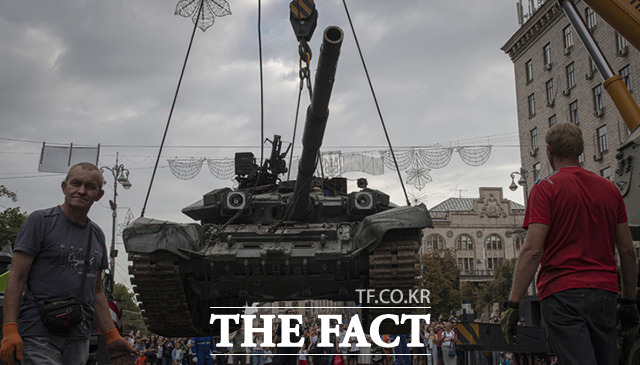 오는 24일 독립기념일을 앞두고 키이우 시내에 파괴된 러시아군 장비 80여 대가 전시된 가운데 시민들이 탱크에 올라가 사진을 찍거나 미사일을 만져보는 등 구경에 나섰다. /키이우=AP.뉴시스