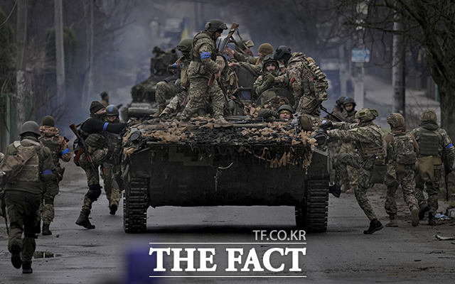 4월 2일 우크라이나 군인들이 키이우 외곽에서 전투 차량에 올라타고 있는 모습. /키이우=AP.뉴시스