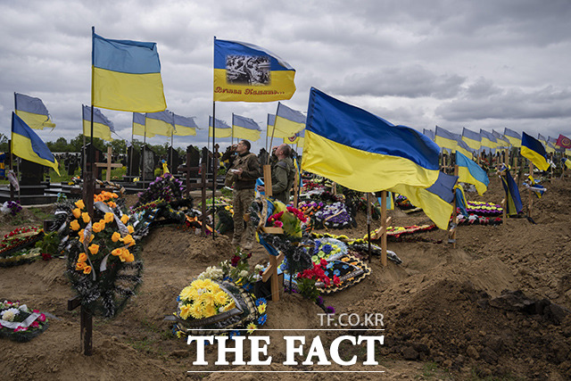 수많은 사상자를 야기시킨 참혹한 전쟁. 전사한 우크라이나 군인을 기리고 있는 5월 22일 우크라이나 동부 하르키우 공동묘지의 모습. /하르키우=AP.뉴시스