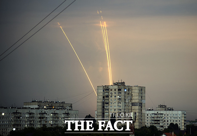 러시아 벨고르드 지역에서 발사된 로켓이 8월 15일 새벽 우크라이나 하르키우에서 확인됐다. /하르키우=AP.뉴시스
