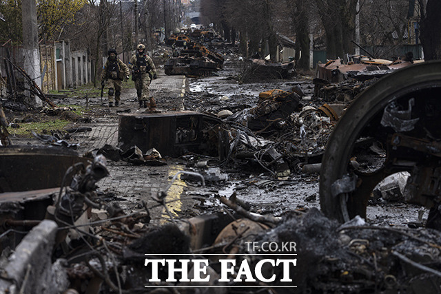 전쟁은 2월 24일 새벽에 발발했다. 지난 4월 3일 수도 키이우의 외각 도시인 부차에서 우크라이나 군인들이 파괴된 러시아 탱크 속을 걷고 있는 모습. /키이우=AP.뉴시스
