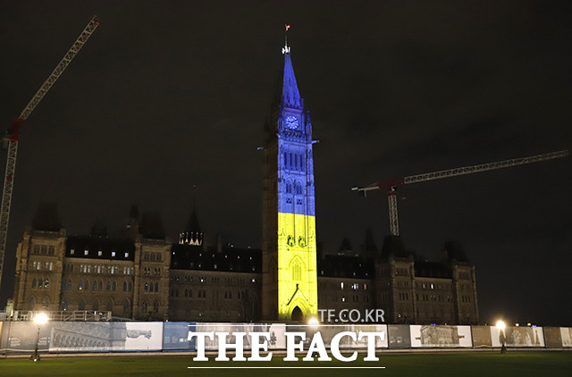 캐나다 오타와주 평화의탑이 우크라이나 국기 색으로 빛나고 있다. /오타와=AP.뉴시스