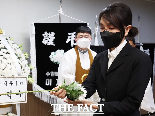 윤석열 대통령 부인 김건희 여사가 25일 오후 경기도 수원시 중앙병원 장례식장에 마련된 수원 세 모녀 빈소를 찾아 조문하고 있다. /뉴시스