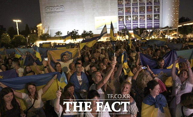 이스라엘 텔아비브의 하비마 광장에 모인 사람들이 우크라이나를 응원하고 있다. /텔아비브=AP.뉴시스