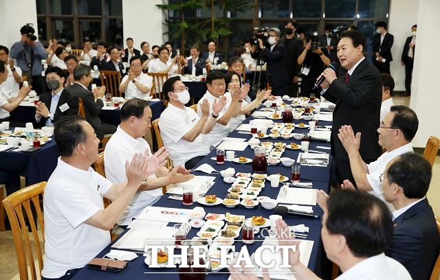 윤석열 대통령이 25일 충남 천안 재능교육연구원에서 열린 국민의힘 국회의원 연찬회에 참석해 발언하고 있다. /뉴시스