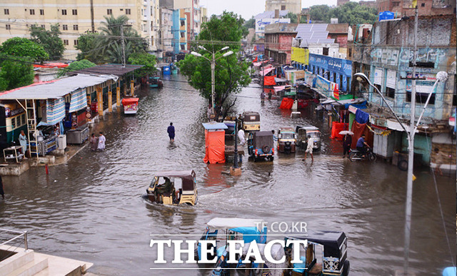 폭우로 침수된 18일 파키스탄 하이데라바드 거리. /하이데라바드=신화.뉴시스