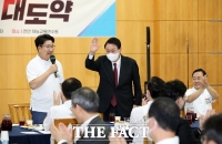  與 연찬회 참석 尹 '전 정권 핑계 더는 안 통해'