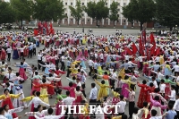  북한, '선군절' 62주년…춤추고 참배하는 평양 시민들 [TF사진관]
