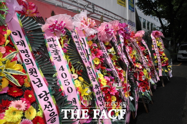 당 일각에선 이재명 대표 지지자들의 목소리가 과대대표될 수 있다는 점을 우려하고 있다. 지난 6월 민주당 중앙당사 들머리에 이재명 의원 등원을 축하하기 위해 지지자들이 보내온 화환들. /국회사진취재단