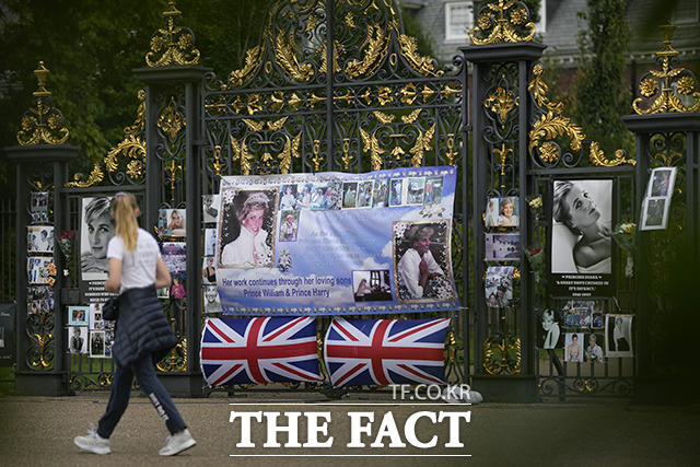 명문 가문에서 태어나 찰스 영국 황태자와 결혼한 고 다이애나 왕세자비는 파파라치에 시달리다 1997년 교통사고로 생을 마감했다. 생전 세계를 돌며 봉사활동을 펼치던 고인을 그리워하는 많은 사람들이 그를 추모하며 발길을 이어가고 있다. /런던=AP.뉴시스