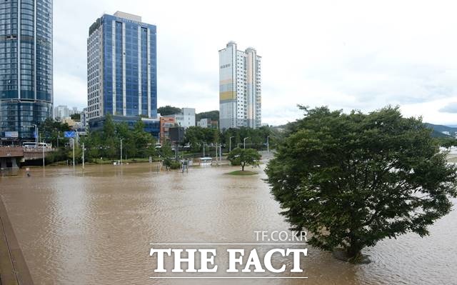 6일 오전 제11호 태풍 힌남노 영향으로 울산 대화강이 범람해 태화교 차량 운행이 전면 통제되고 있다. /뉴시스