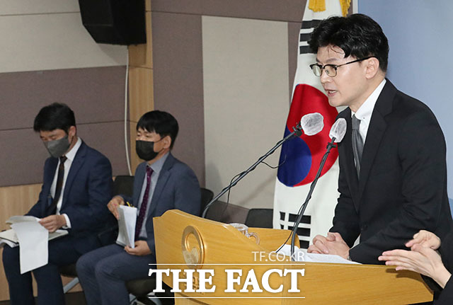 미국계 사모펀드 론스타가 한국 정부를 상대로 제기한 국제투자분쟁(ISDS)의 판정문 전문이 28일 공개됐다. 사진은 지난달 31일 한동훈 법무부 장관이 론스타 사건 판정 선고와 관련해 브리핑을 하는 모습. /뉴시스