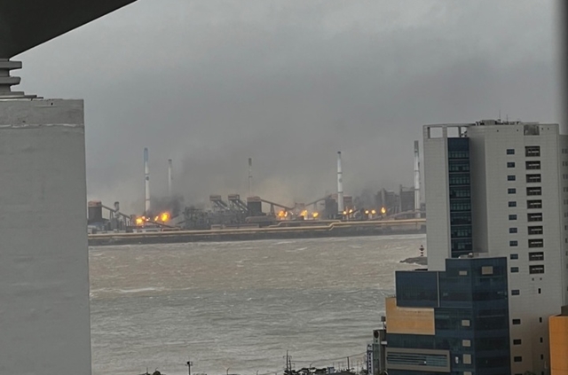 6일 오전 7시17분경 포항제철소에서 대규모 불꽃이 발생했다. 시민들이 화재로 오인했으나 포스코 측은 미연소된 부생가스를 연소시키는 과정이라고 설명했다. /뉴시스 제공