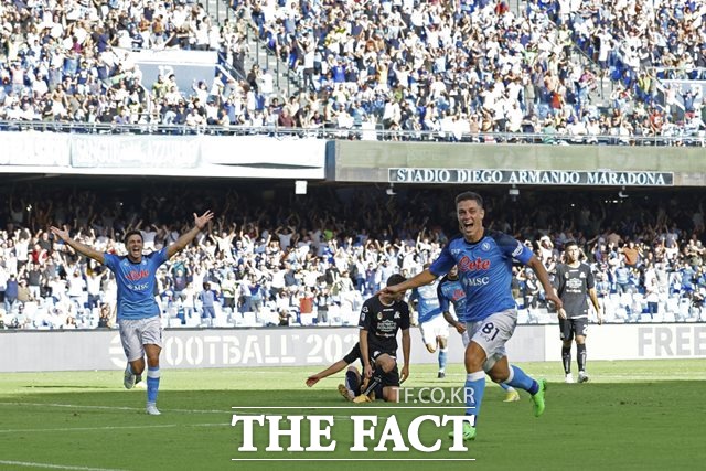 후반 44분 결승골을 터뜨린 나폴리으이 자코모 라스파도리가 격정적인 골세리머니를 펼치고 있다./나폴리=AP.뉴시스