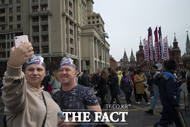 모스크바 건립 875주년을 기념하는 모자를 쓰고 셀카를 남기고 있는 시민들의 모습. /모스크바=AP.뉴시스
