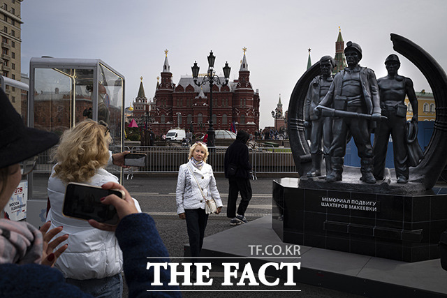 도네츠크 광부상 앞에서 기념 사진도 남기는 시민들의 모습. /모스크바=AP.뉴시스