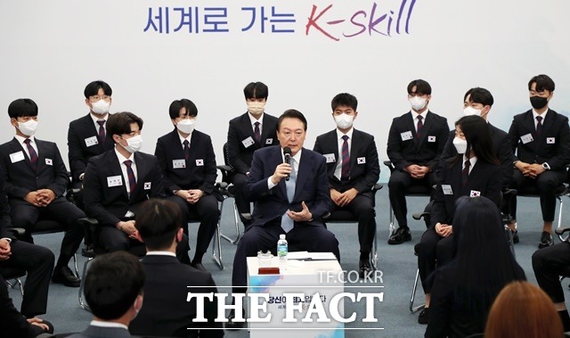 윤석열 대통령이 14일 오전 인천 부평구 글로벌숙련기술진흥원을 방문해 국제기능올림픽 선수단과 간담회를 하고 있다. /뉴시스