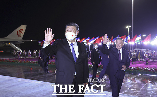 시진핑 중국 국가주석이 14일(현지시간) 우즈베키스탄 사마르칸트 국제공항에 도착해 샤브카트 미르지요예프 우즈베키스탄 대통령과 함께 손을 흔들고 있다. /사마르칸트=신화.뉴시스