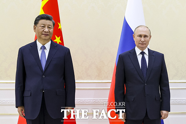 시진핑 중국 국가주석과 블라디미르 푸틴 러시아 대통령(오른쪽)이 15일(현지시간) 우즈베키스탄 사마르칸트에서 열린 상하이협력기구(SCO) 정상회의에 앞서 기념 촬영을 하고 있다. /사마르칸트=AP.뉴시스
