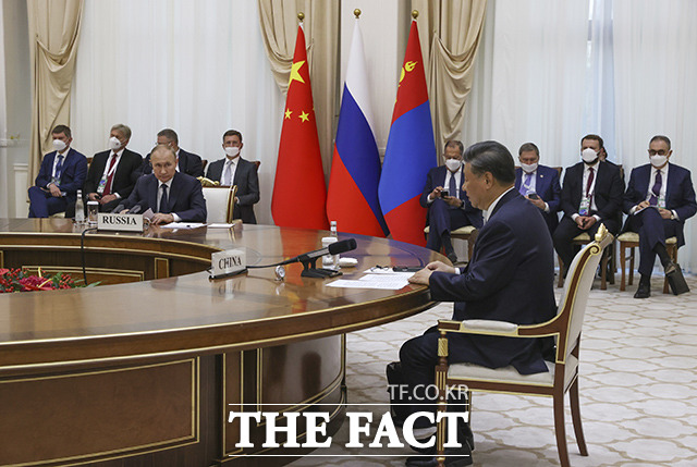 시진핑 중국 국가주석과 블라디미르 푸틴 러시아 대통령이 15일(현지시간) 우즈베키스탄 사마르칸트에서 열린 상하이협력기구(SCO) 정상회의에 참석했다. /사마르칸트=AP.뉴시스