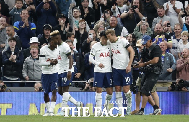 18일 극심한 골가뭄을 털어낸 손흥민을 축하하는 해리 케인(오른쪽). EPL 8라운드 레스터 시티전에 나선 토트넘의 손흥민은 골을 넣고도 시종 담담한 표정을 보였다./런던=AP.뉴시스