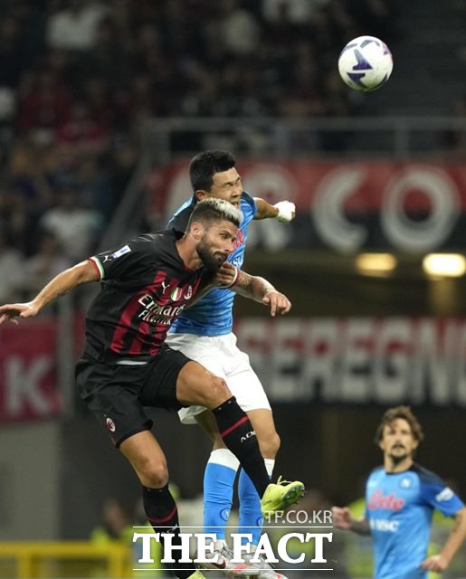 철벽 수비로 나폴리의 상승세을 뒷받침하고 있는 수비수 김민재가 19일 디펜딩 챔피언 AC 밀란의 간판 공격수 올리비에 지루와 공중볼 경합을 펼치고 있다./밀라노=AP.뉴시스