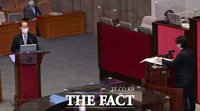 한덕수 국무총리는 김건희 특검법에 대해 국회가 잘 결정하리라 믿는다고 말했다. 19일 오후 서울 여의도 국회에서 열린 제 400회 국회(정기회) 제 3차 본회의에서 서영교 더불어민주당 의원의 질문에 답하고 있는 한 총리. /국회사진취재단