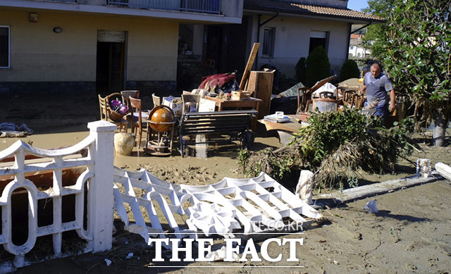 이탈리아 마르케주에 1년 평균 강수량의 3분의 1 수준의 물폭탄이 떨어졌다. 3~4시간 만에 찾아온 폭우로 홍수가 발생했고, 이로인해 주택과 도로 등이 물에 잠겼다. /세니갈리아=AP.뉴시스