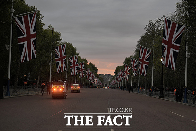 여왕의 마지막 가는 길을 가득 채운 영국 국기. /런던=AP.뉴시스