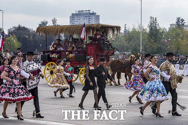 이날 독립기념일 맞이 열병식에서 군사 퍼레이드가 열리는 동안 로데오와 무용수들이 칠레의 민속 전통춤인 쿠에카를 추며 이동하고 있다. /산티아고=AP.뉴시스